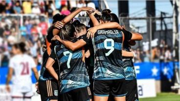 Jugadoras de la Selección Argentina de fútbol femenino con la camiseta alternativa.