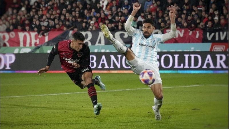 Aguirre, de cabeza, tuvo una chance clara para convertir en el primer tiempo.