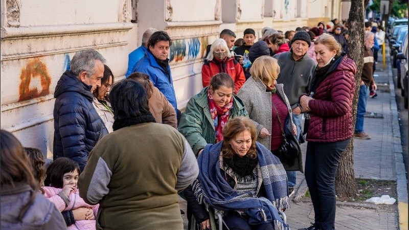 La fila comenzó a engrosarse desde temprano, cuando vecinos se acercaron con abrigos y reposeras a esperar.
