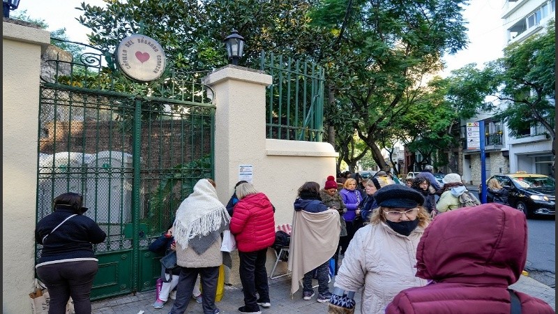 La fila comenzó a engrosarse desde temprano, cuando vecinos se acercaron con abrigos y reposeras a esperar.