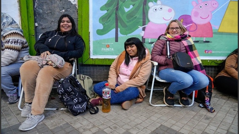 La fila comenzó a engrosarse desde temprano, cuando vecinos se acercaron con abrigos y reposeras a esperar.