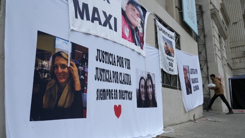 Familiares y víctimas de la inseguridad y la violencia retomaron un acampe frente a la sede de Gobernación