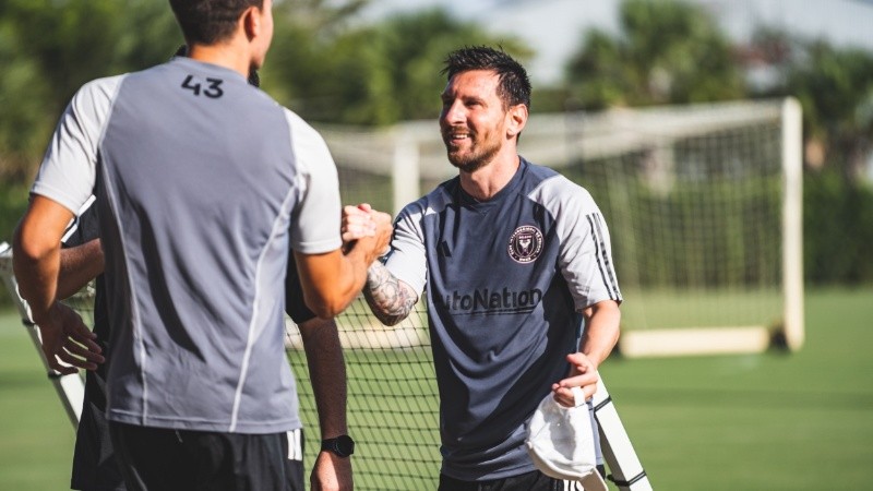 Messi ya recoge elogios de sus nuevos compañeros.