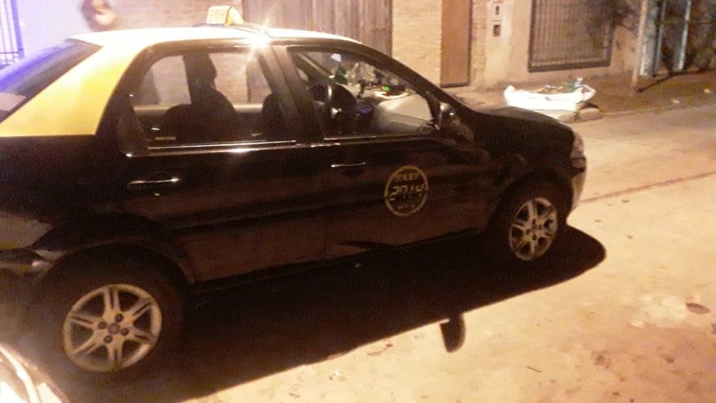 El taxi al que abordaron los delincuentes.