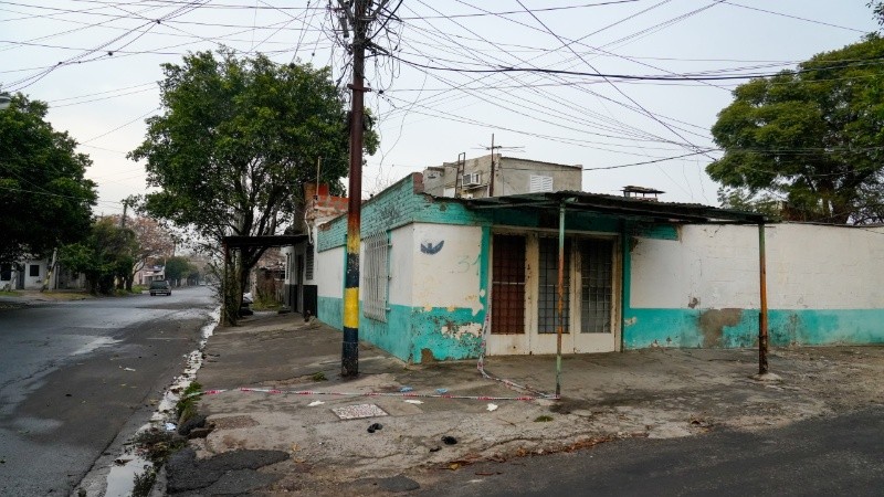 El lugar del crimen perpetrado esta madrugada en barrio Tablada.