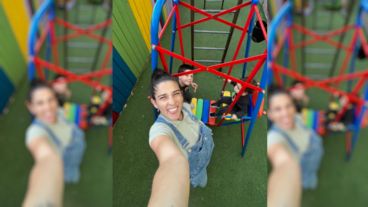 Juana Repetto y sus hijos en un juego.