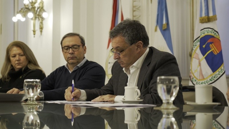 El presidente Ignacio Astore en la firma del convenio con el secretario de Gobierno Gustavo Zignago.