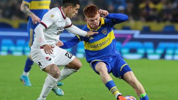 Portillo intenta recuperar la pelota ante Barco.