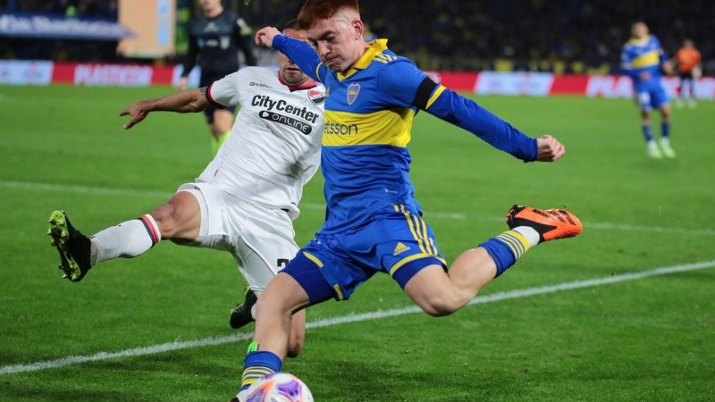 Barco apunta y dispara contra el arco de Hoyos para convertir el 1 a 0.