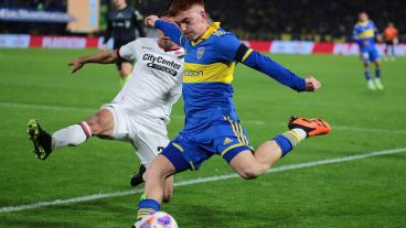 Barco apunta y dispara contra el arco de Hoyos para convertir el 1 a 0.