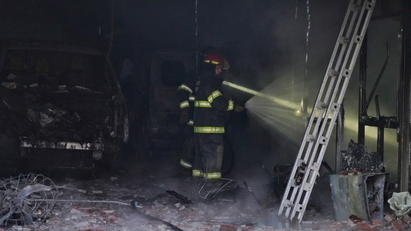 Bomberos realizan tareas de enfriamiento en la estructura.