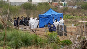 El fiscal Alejandro Ferlazzo y el gabinete criminalístico en la escena del homicidio.