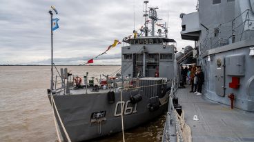 Tres buques de la Armada Argentina pasaron por la costa central de Rosario y fueron visitados por el público.