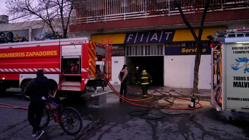 El local de Sarmiento y La Paz fue afectado por un incendio este martes a la madrugada.