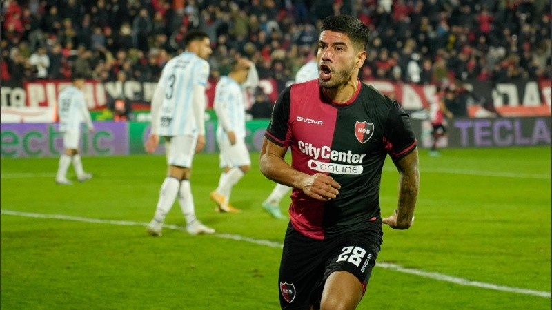Recalde grita su gol ante los tucumanos, antes de que se lo anulen por una presunta posición adelantada de Ortiz.