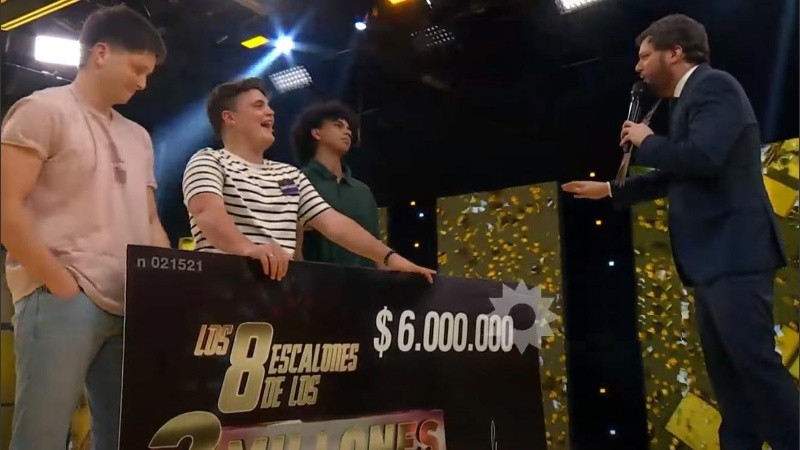 Guido celebra junto a Santiago y sus amigos.