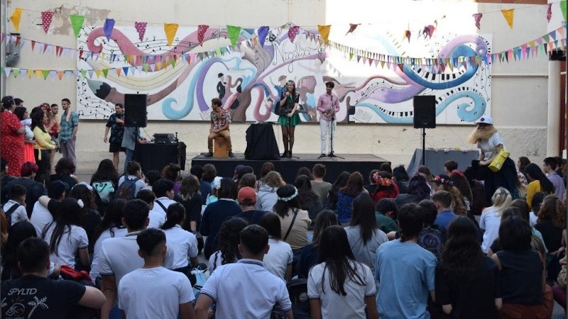 Tanto la participación como la inscripción al Festival de Teatro de Escuelas Secundarias de Santa Fe son gratuitas.