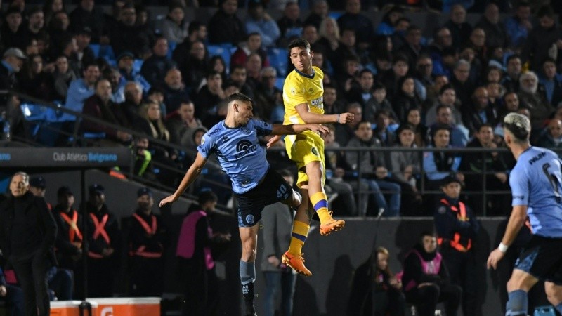 Véliz busca imponerse en las alturas del Gigante de Alberdi.