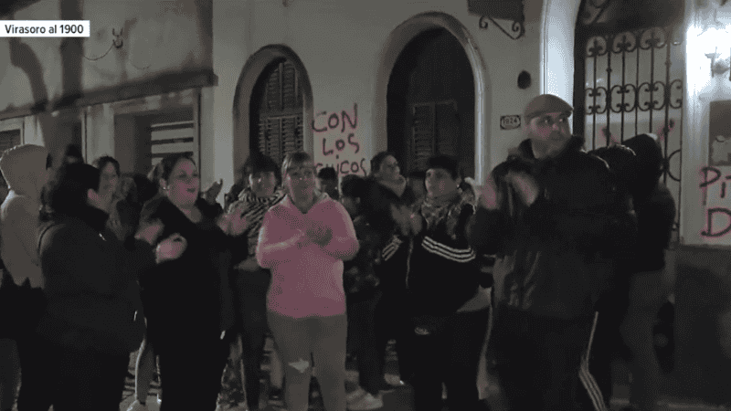 Este viernes a la noche hubo una nueva protesta frente al hogar denunciado.