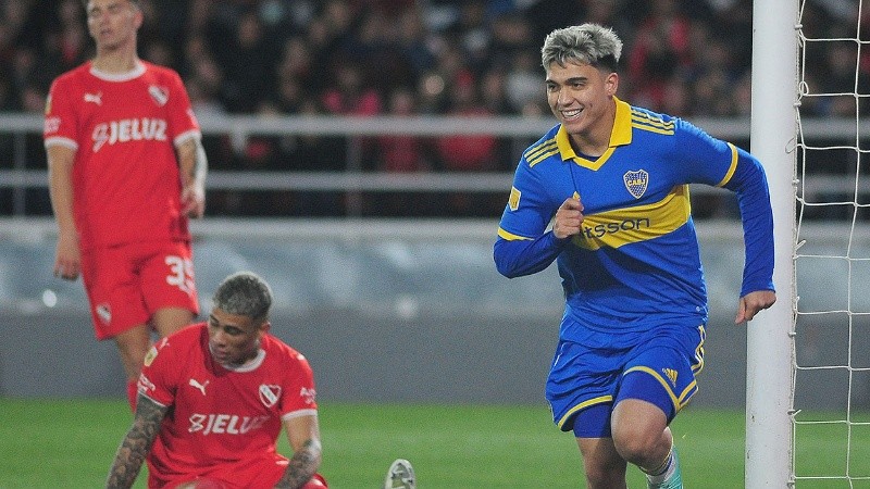 Changuito Zeballos celebra el primer gol en el primer tiro al arco de Boca ante Independiente.