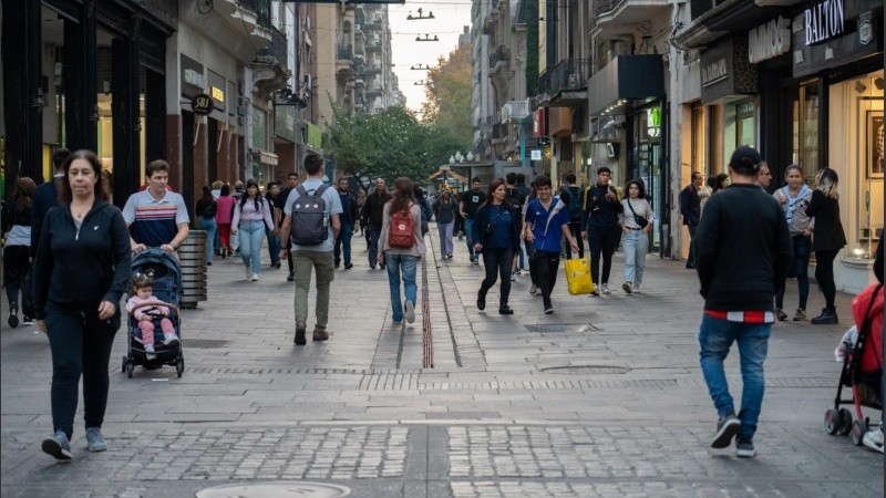 Una postal de la peatonal Córdoba durante las vacaciones de invierno en la ciudad.