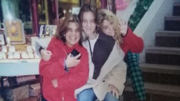Las hermanas Caterina de chicas, en un shopping del centro rosarino: Carla (der.), Coti (centro) y Flor (izq.)