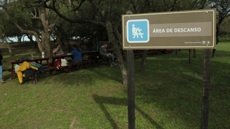 El lugar tiene dos senderos, área de descanso con mesas y baños y la casa del guardaparque.
