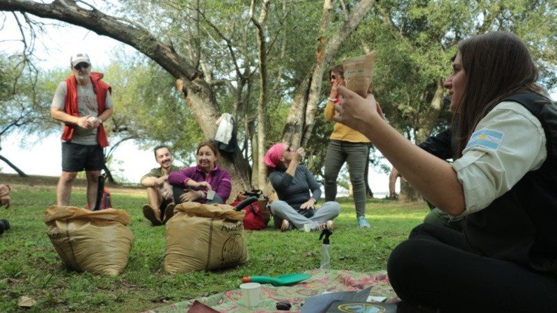 El lugar tiene dos senderos, área de descanso con mesas y baños y la casa del guardaparque.
