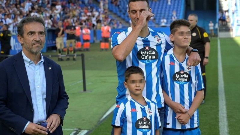 El DT de la selección nacional se emocionó en un nuevo homenaje.