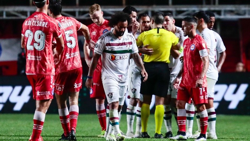 Marcelo se retira expulsado luego del trágico pisotón.