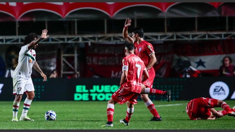 El ex Real Madrid llevaba la pelota pero fue quien cometió la dura falta.