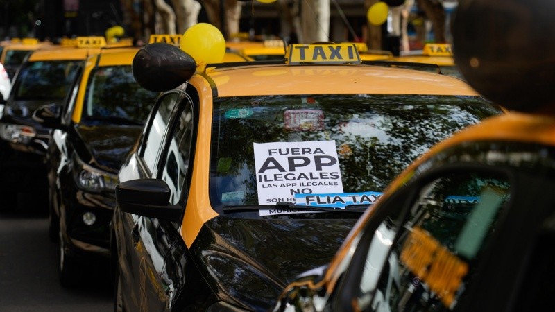Los choferes de taxis se declararon en alerta porque ven mayor cantidad de vehículos de Uber en las calles.