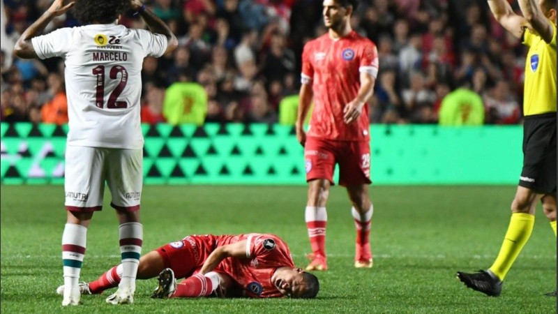 Marcelo se agarra la cabeza y Sánchez permanece en el suelo tomándose la pierna.