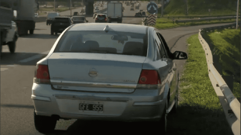 Así quedó el vehículo robado a la mujer, abandonado en plena Circunvalación.