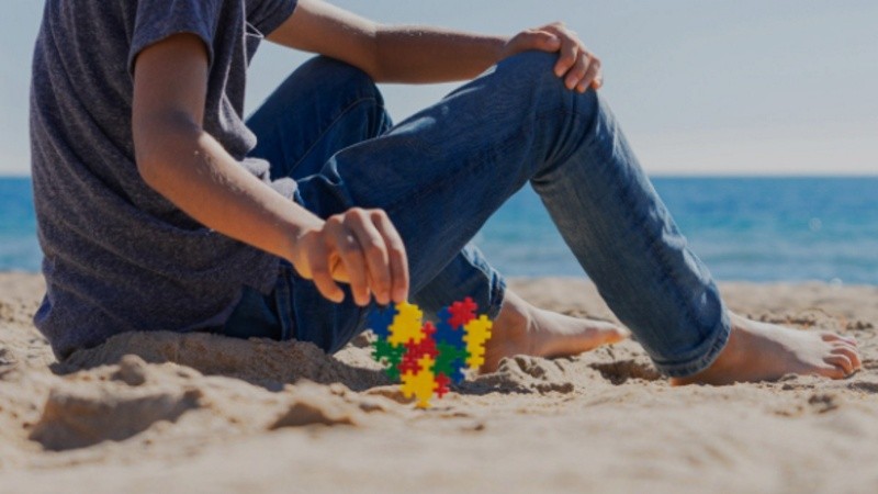 Muchos adultos con TEA camuflan, con mucho esfuerzo, ciertas dificultades sociales y comunicacionales para poder integrarse socialmente.