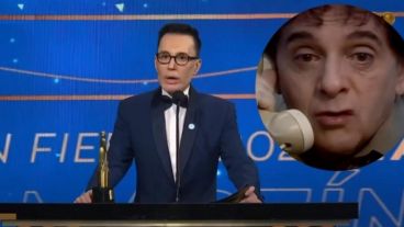 El momento en que Polino recibió el Martín Fierro a la trayectoria.