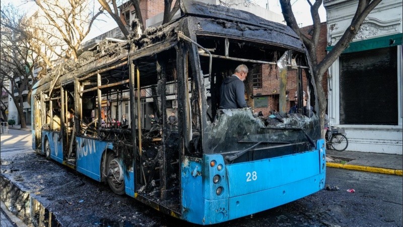 Las llamas consumieron casi por completo al trolebus.