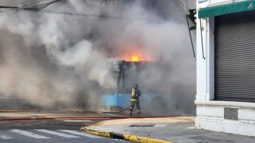 Las llamas consumieron casi por completo al trolebus.