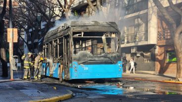 Las llamas consumieron casi por completo al trolebus.