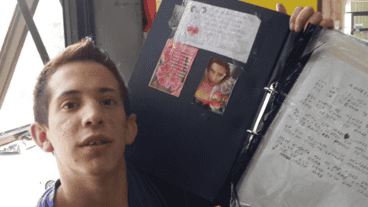 El Colo con su carpeta de poemas, 12 años atrás.