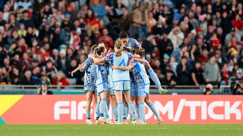 Las jugadoras de la selección española celebran el segundo gol del equipo anotado por Aitana Bonmati ante Suiza durante los octavos de final.