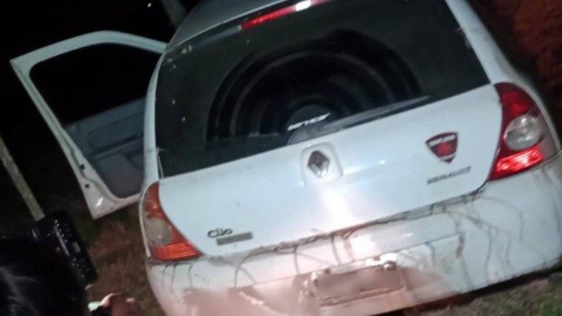 El vehículo robado en San Lorenzo, descartado en un camino rural.