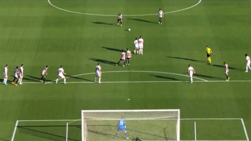 El ex selección brasileña sorprendió con un disparo impactante.