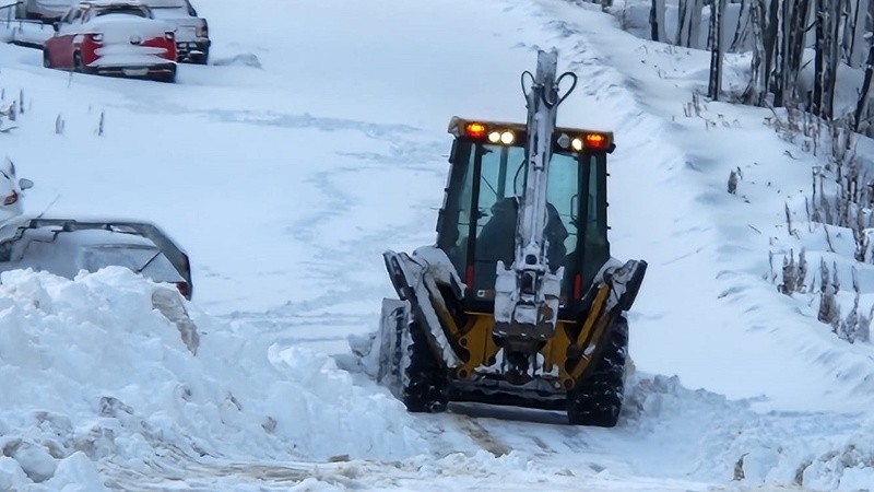 El municipio local desplegó un operativo de limpieza para remover la nieve y habilitar el tránsito.