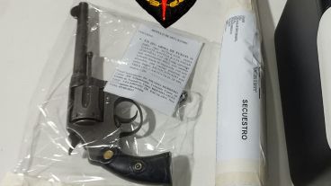 El arma secuestrada durante el allanamiento.