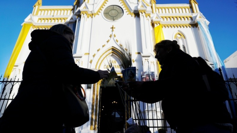En el templo, las calles y la plaza, cientos de fieles celebraban la fecha del santo.
