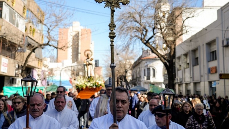 En el templo, las calles y la plaza, cientos de fieles celebraban la fecha del santo.