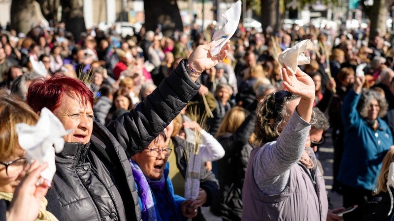 En el templo, las calles y la plaza, cientos de fieles celebraban la fecha del santo.