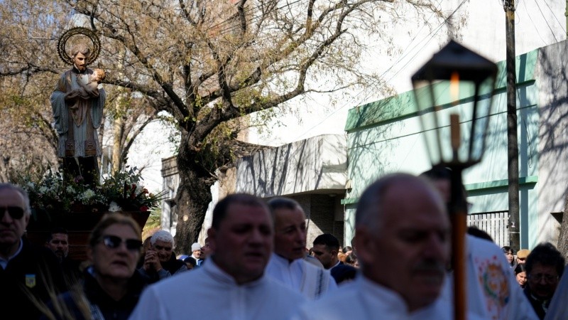 En el templo, las calles y la plaza, cientos de fieles celebraban la fecha del santo.