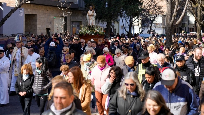 En el templo, las calles y la plaza, cientos de fieles celebraban la fecha del santo.